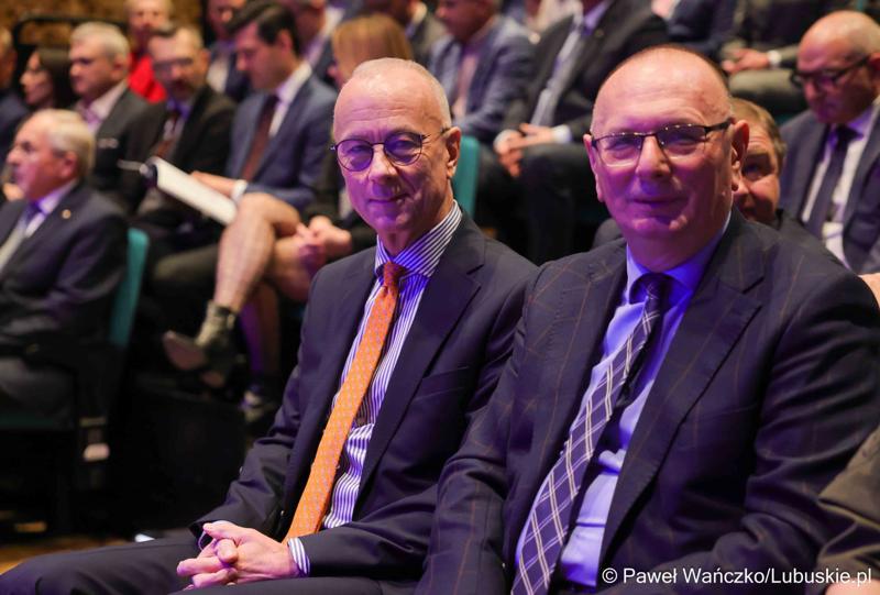 Marszałek Marcin Jabłoński (z lewej) i poseł na Sejm Stanisław Tomczyszyn na gali z okazji 25-lecia Zrzeszenia Gmin Województwa Lubuskiego w Regionalnym Centrum Animacji Kultury w Zielonej Górze