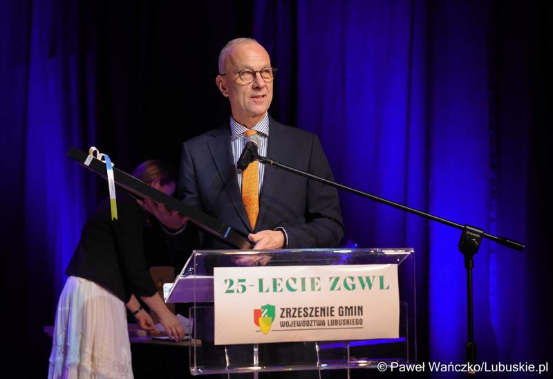 Marszałek Marcin Jabłoński przemawia na gali 25-lecia Zrzeszenia Gmin Województwa Lubuskiego w Regionalnym Centrum Animacji Kultury w Zielonej Górze