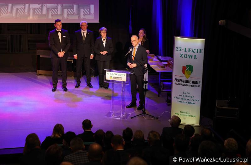 Marszałek Marcin Jabłoński przemawia na gali 25-lecia Zrzeszenia Gmin Województwa Lubuskiego w Regionalnym Centrum Animacji Kultury w Zielonej Górze