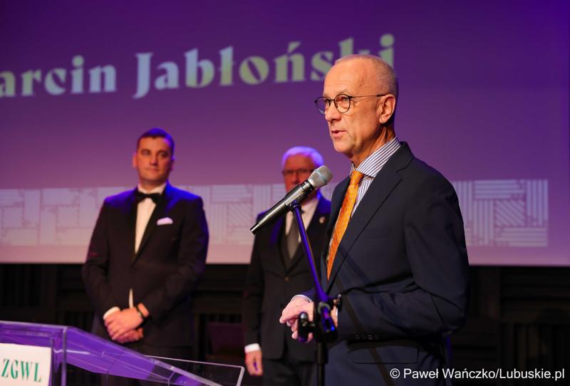 Marszałek Marcin Jabłoński przemawia na gali 25-lecia Zrzeszenia Gmin Województwa Lubuskiego w Regionalnym Centrum Animacji Kultury w Zielonej Górze