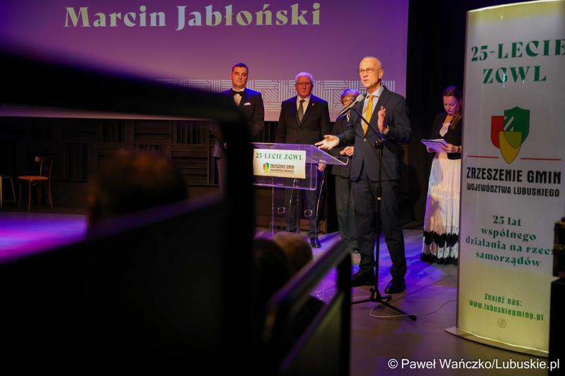 Marszałek Marcin Jabłoński przemawia na gali 25-lecia Zrzeszenia Gmin Województwa Lubuskiego w Regionalnym Centrum Animacji Kultury w Zielonej Górze