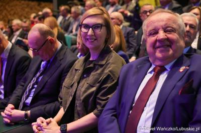 Posłanka na Sejm Katarzyna Osos oraz Senator Władysław Komarnicki na gali z okazji 25-lecia Zrzeszenia Gmin Województwa Lubuskiego w Regionalnym Centrum Animacji Kultury w Zielonej Górze