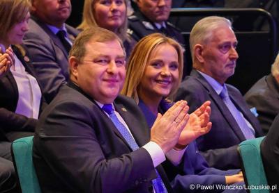 Wicemarszałek Grzegorz Potęga i przewodnicząca Sejmiku Województwa Lubuskiego Anna Synowiec na gali z okazji 25-lecia Zrzeszenia Gmin Województwa Lubuskiego w Regionalnym Centrum Animacji Kultury w Zielonej Górze