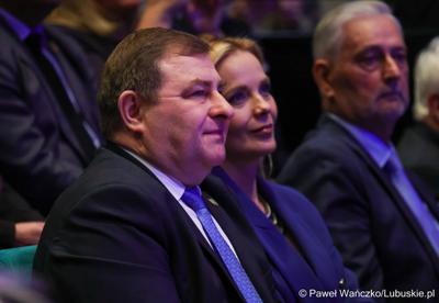 Wicemarszałek Grzegorz Potęga i przewodnicząca Sejmiku Województwa Lubuskiego Anna Synowiec na gali z okazji 25-lecia Zrzeszenia Gmin Województwa Lubuskiego w Regionalnym Centrum Animacji Kultury w Zielonej Górze