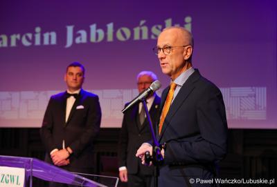 Marszałek Marcin Jabłoński przemawia na gali 25-lecia Zrzeszenia Gmin Województwa Lubuskiego w Regionalnym Centrum Animacji Kultury w Zielonej Górze