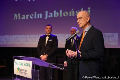 Marszałek Marcin Jabłoński przemawia na gali 25-lecia Zrzeszenia Gmin Województwa Lubuskiego w Regionalnym Centrum Animacji Kultury w Zielonej Górze