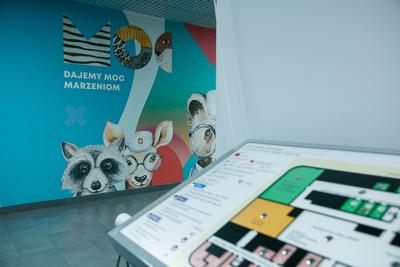 W ramach charytatywnej akcji, licealiści podarowali dzieciom pluszaki, gry planszowe oraz zabawki, które wzbudziły uśmiechy na twarzach maluchów. Dzieci miały również okazję do wspólnej zabawy i rozmów, co sprawiło, że na chwilę zapomniały o szpitalnej rzeczywistości.