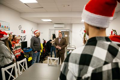 W ramach charytatywnej akcji, licealiści podarowali dzieciom pluszaki, gry planszowe oraz zabawki, które wzbudziły uśmiechy na twarzach maluchów. Dzieci miały również okazję do wspólnej zabawy i rozmów, co sprawiło, że na chwilę zapomniały o szpitalnej rzeczywistości.