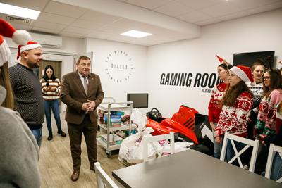 W ramach charytatywnej akcji, licealiści podarowali dzieciom pluszaki, gry planszowe oraz zabawki, które wzbudziły uśmiechy na twarzach maluchów. Dzieci miały również okazję do wspólnej zabawy i rozmów, co sprawiło, że na chwilę zapomniały o szpitalnej rzeczywistości.