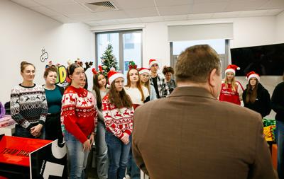 W ramach charytatywnej akcji, licealiści podarowali dzieciom pluszaki, gry planszowe oraz zabawki, które wzbudziły uśmiechy na twarzach maluchów. Dzieci miały również okazję do wspólnej zabawy i rozmów, co sprawiło, że na chwilę zapomniały o szpitalnej rzeczywistości.