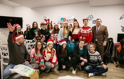 W ramach charytatywnej akcji, licealiści podarowali dzieciom pluszaki, gry planszowe oraz zabawki, które wzbudziły uśmiechy na twarzach maluchów. Dzieci miały również okazję do wspólnej zabawy i rozmów, co sprawiło, że na chwilę zapomniały o szpitalnej rzeczywistości.