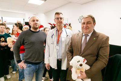 W ramach charytatywnej akcji, licealiści podarowali dzieciom pluszaki, gry planszowe oraz zabawki, które wzbudziły uśmiechy na twarzach maluchów. Dzieci miały również okazję do wspólnej zabawy i rozmów, co sprawiło, że na chwilę zapomniały o szpitalnej rzeczywistości.