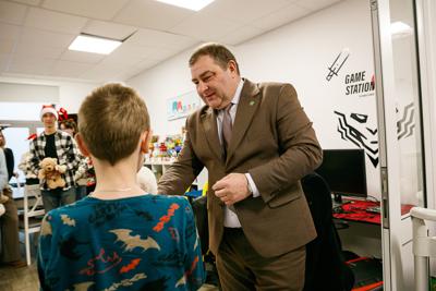 W ramach charytatywnej akcji, licealiści podarowali dzieciom pluszaki, gry planszowe oraz zabawki, które wzbudziły uśmiechy na twarzach maluchów. Dzieci miały również okazję do wspólnej zabawy i rozmów, co sprawiło, że na chwilę zapomniały o szpitalnej rzeczywistości.