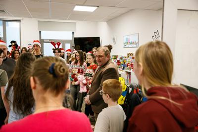 W ramach charytatywnej akcji, licealiści podarowali dzieciom pluszaki, gry planszowe oraz zabawki, które wzbudziły uśmiechy na twarzach maluchów. Dzieci miały również okazję do wspólnej zabawy i rozmów, co sprawiło, że na chwilę zapomniały o szpitalnej rzeczywistości.