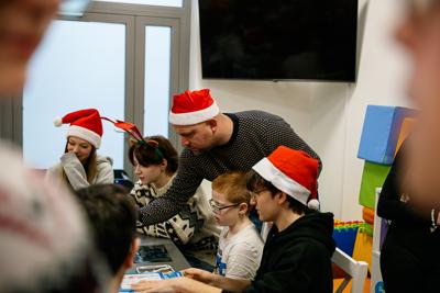 W ramach charytatywnej akcji, licealiści podarowali dzieciom pluszaki, gry planszowe oraz zabawki, które wzbudziły uśmiechy na twarzach maluchów. Dzieci miały również okazję do wspólnej zabawy i rozmów, co sprawiło, że na chwilę zapomniały o szpitalnej rzeczywistości.