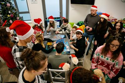 W ramach charytatywnej akcji, licealiści podarowali dzieciom pluszaki, gry planszowe oraz zabawki, które wzbudziły uśmiechy na twarzach maluchów. Dzieci miały również okazję do wspólnej zabawy i rozmów, co sprawiło, że na chwilę zapomniały o szpitalnej rzeczywistości.