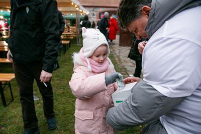 Odwiedzenie jarmarku „Idą Święta!” było nie tylko okazją do spędzenia wspólnego czasu w świątecznej atmsferze, ale również do zakupu wyjątkowych prezentów
