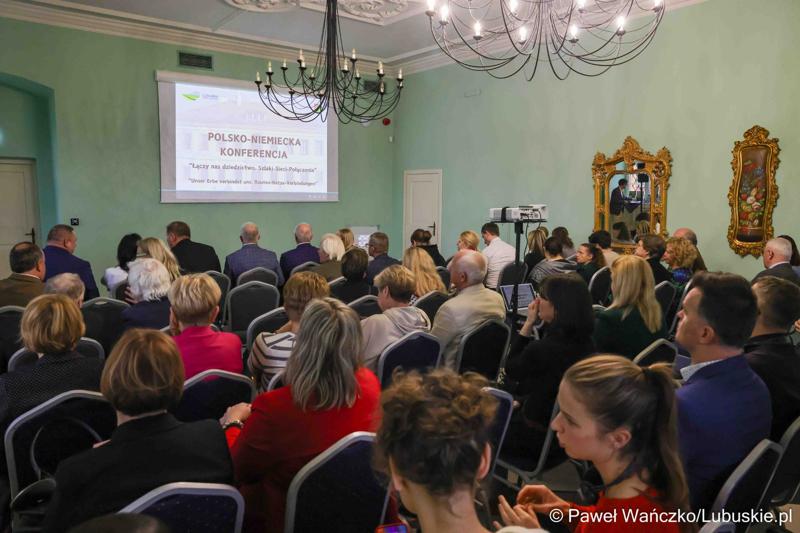 Uczestnicy polsko-niemieckiej konferencji pt. Łączy nas dziedzictwo, w Dworze Ochla
