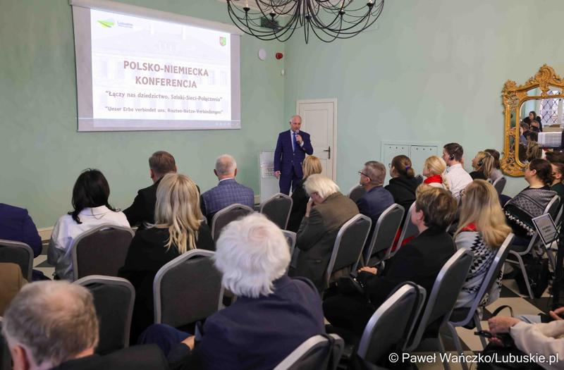 Członek zarządu województwa lubuskiego Zbigniew Kołodziej przemawia na rozpoczęciu polsko-niemieckiej konferencji pt. Łączy nas dziedzictwo, w Dworze Ochla