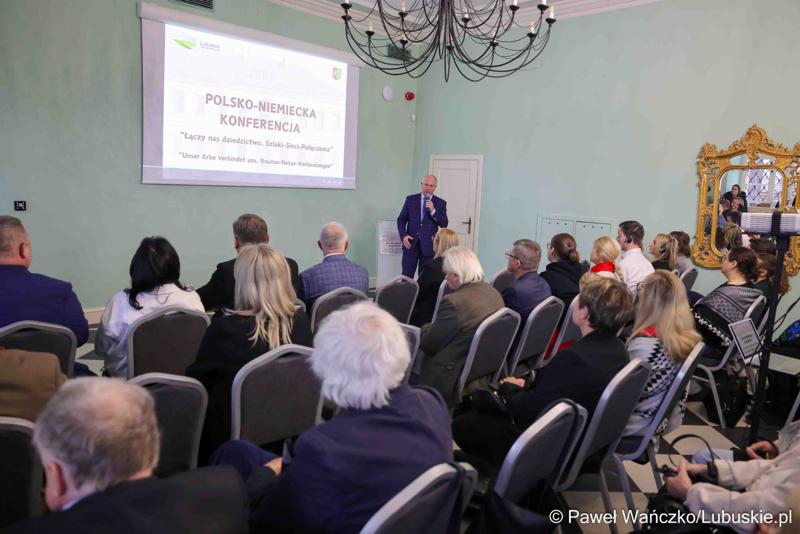 Członek zarządu województwa lubuskiego Zbigniew Kołodziej przemawia na rozpoczęciu polsko-niemieckiej konferencji pt. Łączy nas dziedzictwo, w Dworze Ochla