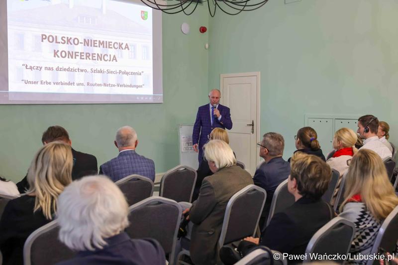 Członek zarządu województwa lubuskiego Zbigniew Kołodziej przemawia na rozpoczęciu polsko-niemieckiej konferencji pt. Łączy nas dziedzictwo, w Dworze Ochla