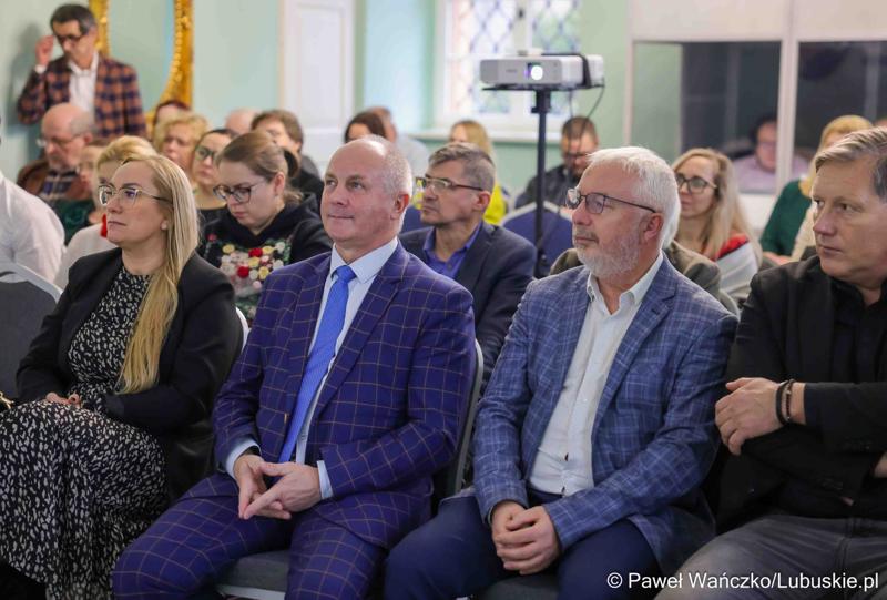Uczestnicy polsko-niemieckiej konferencji pt. Łączy nas dziedzictwo, w Dworze Ochla