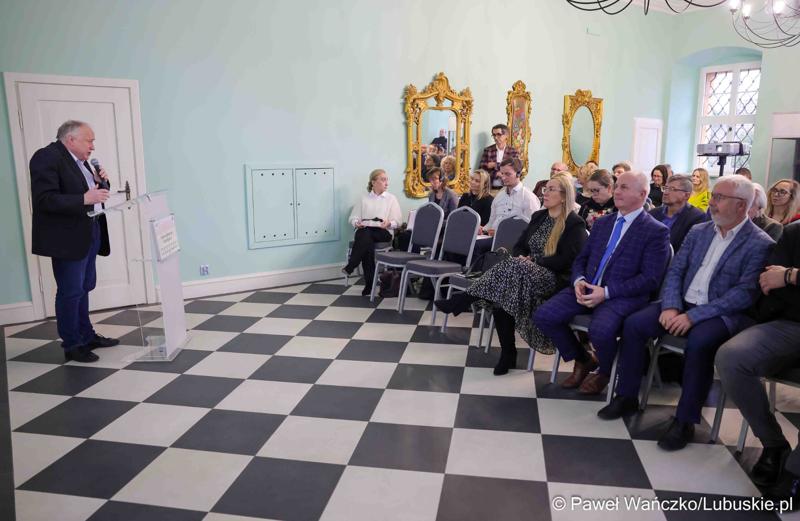 Uczestnicy polsko-niemieckiej konferencji pt. Łączy nas dziedzictwo, w Dworze Ochla