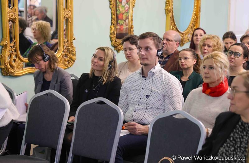 Uczestnicy polsko-niemieckiej konferencji pt. Łączy nas dziedzictwo, w Dworze Ochla