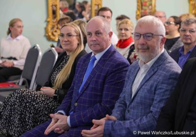 Uczestnicy polsko-niemieckiej konferencji pt. Łączy nas dziedzictwo, w Dworze Ochla 