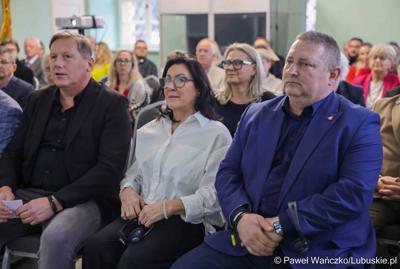 Uczestnicy polsko-niemieckiej konferencji pt. Łączy nas dziedzictwo, w Dworze Ochla 