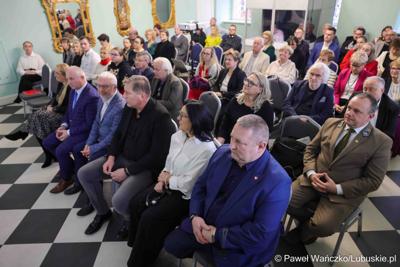 Uczestnicy polsko-niemieckiej konferencji pt. Łączy nas dziedzictwo, w Dworze Ochla 