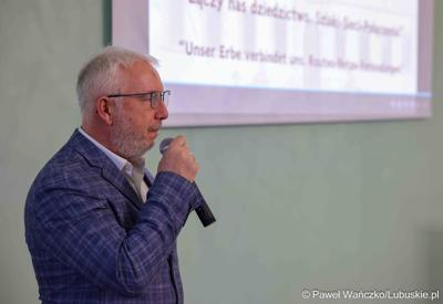 Dyr Muzeum Etnograficznego w Zielonej Górze Ochli przemawia do uczestników polsko-niemieckiej konferencji pt. Łączy nas dziedzictwo