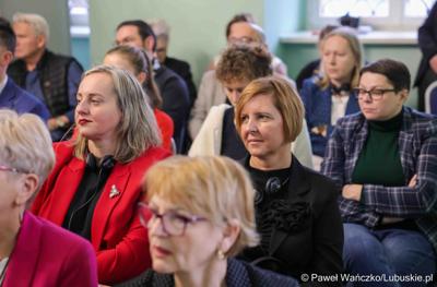 Uczestnicy polsko-niemieckiej konferencji pt. Łączy nas dziedzictwo, w Dworze Ochla 