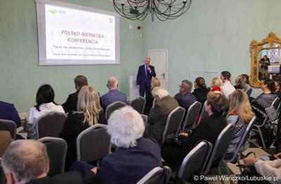 Członek zarządu województwa lubuskiego Zbigniew Kołodziej przemawia na rozpoczęciu polsko-niemieckiej konferencji pt. Łączy nas dziedzictwo, w Dworze Ochla