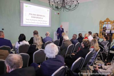 Członek zarządu województwa lubuskiego Zbigniew Kołodziej przemawia na rozpoczęciu polsko-niemieckiej konferencji pt. Łączy nas dziedzictwo, w Dworze Ochla 
