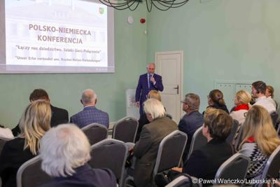 Członek zarządu województwa lubuskiego Zbigniew Kołodziej przemawia na rozpoczęciu polsko-niemieckiej konferencji pt. Łączy nas dziedzictwo, w Dworze Ochla 