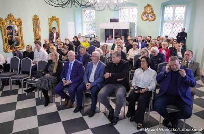 Uczestnicy polsko-niemieckiej konferencji pt. Łączy nas dziedzictwo, w Dworze Ochla 