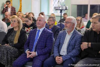 Uczestnicy polsko-niemieckiej konferencji pt. Łączy nas dziedzictwo, w Dworze Ochla 