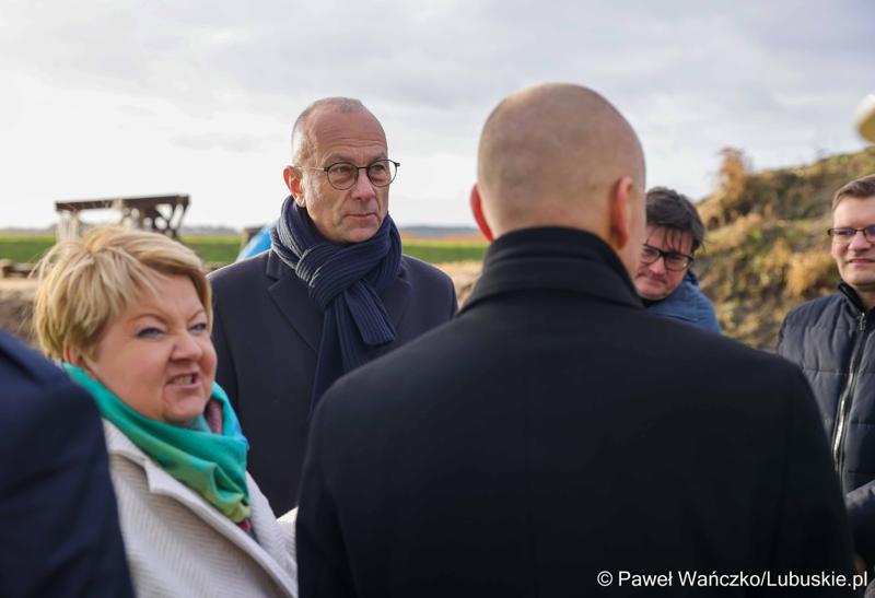 Marszałek Województwa Lubuskiego Marcin Jabłoński, radni województwa Hubert Harasimowicz i Tomasz Gierczak, burmistrz Drezdenka Adam Kołwzan, Radosław Świekatowski, starosta powiatu strzelecko-drezdeneckiego, dyrektor Biura Zamiejscowego Urzędu Marszałkowskiego w Gorzowie Wlkp. Natalia Burdz i społecznicy zapoznali się z postępem prac czwartego etapu budowy obwodnicy Drezdenka.