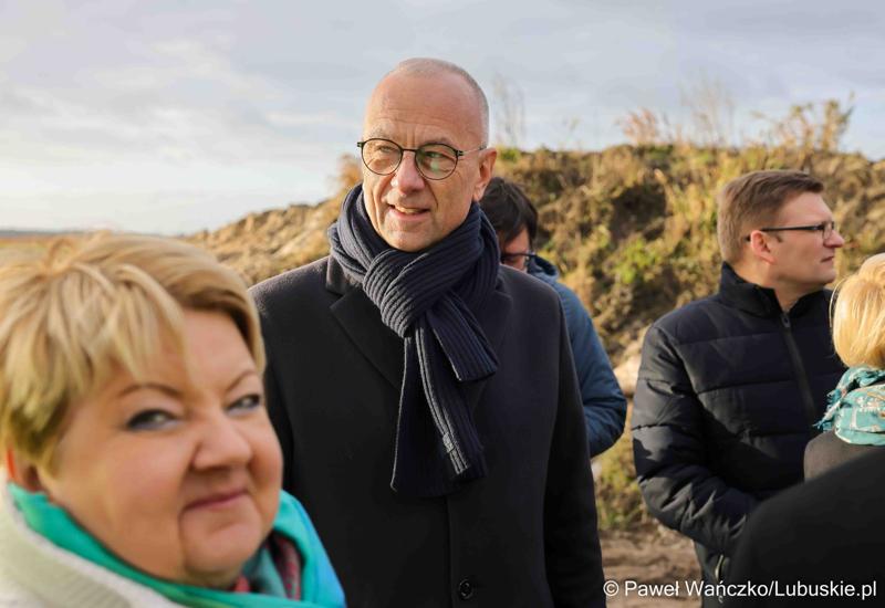 Marszałek Województwa Lubuskiego Marcin Jabłoński, radni województwa Hubert Harasimowicz i Tomasz Gierczak, burmistrz Drezdenka Adam Kołwzan, Radosław Świekatowski, starosta powiatu strzelecko-drezdeneckiego, dyrektor Biura Zamiejscowego Urzędu Marszałkowskiego w Gorzowie Wlkp. Natalia Burdz i społecznicy zapoznali się z postępem prac czwartego etapu budowy obwodnicy Drezdenka.