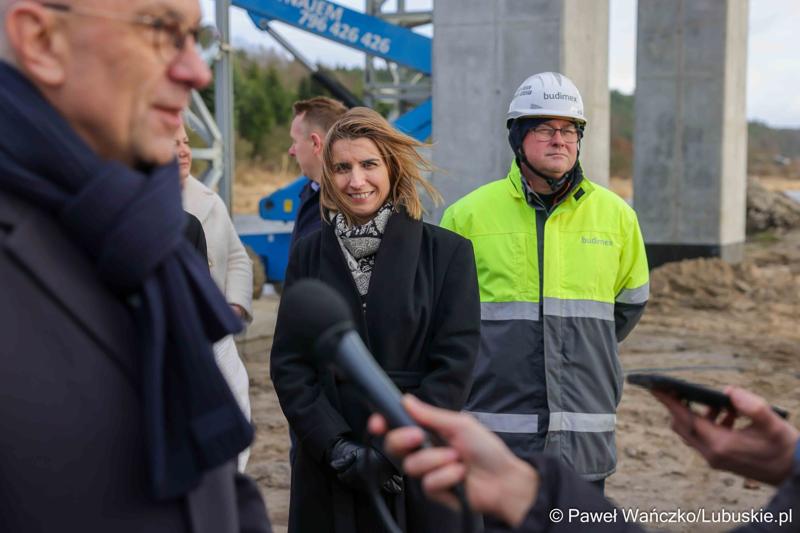 Marszałek Województwa Lubuskiego Marcin Jabłoński, radni województwa Hubert Harasimowicz i Tomasz Gierczak, burmistrz Drezdenka Adam Kołwzan, Radosław Świekatowski, starosta powiatu strzelecko-drezdeneckiego, dyrektor Biura Zamiejscowego Urzędu Marszałkowskiego w Gorzowie Wlkp. Natalia Burdz i społecznicy zapoznali się z postępem prac czwartego etapu budowy obwodnicy Drezdenka.