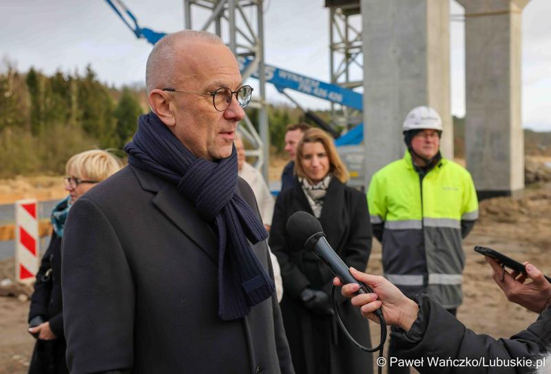 Marszałek Województwa Lubuskiego Marcin Jabłoński, radni województwa Hubert Harasimowicz i Tomasz Gierczak, burmistrz Drezdenka Adam Kołwzan, Radosław Świekatowski, starosta powiatu strzelecko-drezdeneckiego, dyrektor Biura Zamiejscowego Urzędu Marszałkowskiego w Gorzowie Wlkp. Natalia Burdz i społecznicy zapoznali się z postępem prac czwartego etapu budowy obwodnicy Drezdenka.