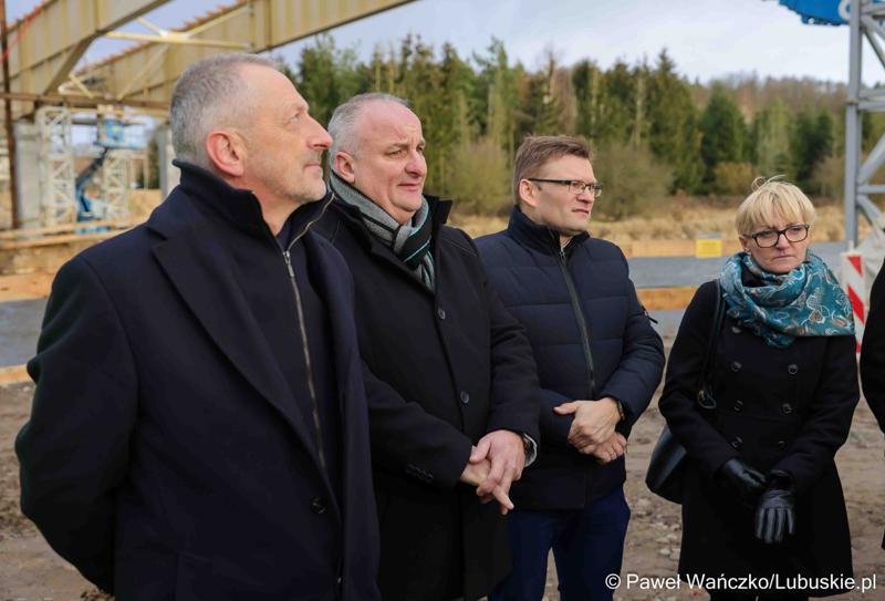 Marszałek Województwa Lubuskiego Marcin Jabłoński, radni województwa Hubert Harasimowicz i Tomasz Gierczak, burmistrz Drezdenka Adam Kołwzan, Radosław Świekatowski, starosta powiatu strzelecko-drezdeneckiego, dyrektor Biura Zamiejscowego Urzędu Marszałkowskiego w Gorzowie Wlkp. Natalia Burdz i społecznicy zapoznali się z postępem prac czwartego etapu budowy obwodnicy Drezdenka.
