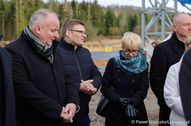 Marszałek Województwa Lubuskiego Marcin Jabłoński, radni województwa Hubert Harasimowicz i Tomasz Gierczak, burmistrz Drezdenka Adam Kołwzan, Radosław Świekatowski, starosta powiatu strzelecko-drezdeneckiego, dyrektor Biura Zamiejscowego Urzędu Marszałkowskiego w Gorzowie Wlkp. Natalia Burdz i społecznicy zapoznali się z postępem prac czwartego etapu budowy obwodnicy Drezdenka.