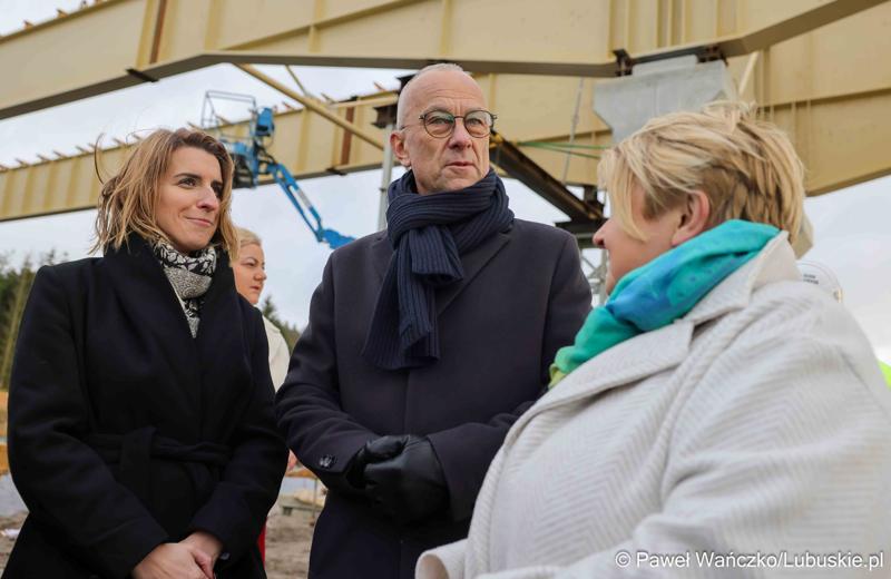 Marszałek Województwa Lubuskiego Marcin Jabłoński, radni województwa Hubert Harasimowicz i Tomasz Gierczak, burmistrz Drezdenka Adam Kołwzan, Radosław Świekatowski, starosta powiatu strzelecko-drezdeneckiego, dyrektor Biura Zamiejscowego Urzędu Marszałkowskiego w Gorzowie Wlkp. Natalia Burdz i społecznicy zapoznali się z postępem prac czwartego etapu budowy obwodnicy Drezdenka.