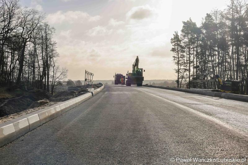 Marszałek Województwa Lubuskiego Marcin Jabłoński, radni województwa Hubert Harasimowicz i Tomasz Gierczak, burmistrz Drezdenka Adam Kołwzan, Radosław Świekatowski, starosta powiatu strzelecko-drezdeneckiego, dyrektor Biura Zamiejscowego Urzędu Marszałkowskiego w Gorzowie Wlkp. Natalia Burdz i społecznicy zapoznali się z postępem prac czwartego etapu budowy obwodnicy Drezdenka.