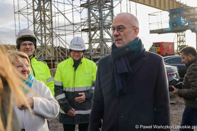 Marszałek Województwa Lubuskiego Marcin Jabłoński, radni województwa Hubert Harasimowicz i Tomasz Gierczak, burmistrz Drezdenka Adam Kołwzan, Radosław Świekatowski, starosta powiatu strzelecko-drezdeneckiego, dyrektor Biura Zamiejscowego Urzędu Marszałkowskiego w Gorzowie Wlkp. Natalia Burdz i społecznicy zapoznali się z postępem prac czwartego etapu budowy obwodnicy Drezdenka. 