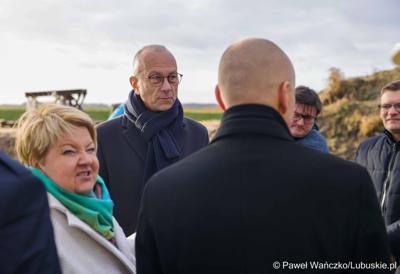 Marszałek Województwa Lubuskiego Marcin Jabłoński, radni województwa Hubert Harasimowicz i Tomasz Gierczak, burmistrz Drezdenka Adam Kołwzan, Radosław Świekatowski, starosta powiatu strzelecko-drezdeneckiego, dyrektor Biura Zamiejscowego Urzędu Marszałkowskiego w Gorzowie Wlkp. Natalia Burdz i społecznicy zapoznali się z postępem prac czwartego etapu budowy obwodnicy Drezdenka. 