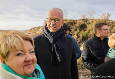 Marszałek Województwa Lubuskiego Marcin Jabłoński, radni województwa Hubert Harasimowicz i Tomasz Gierczak, burmistrz Drezdenka Adam Kołwzan, Radosław Świekatowski, starosta powiatu strzelecko-drezdeneckiego, dyrektor Biura Zamiejscowego Urzędu Marszałkowskiego w Gorzowie Wlkp. Natalia Burdz i społecznicy zapoznali się z postępem prac czwartego etapu budowy obwodnicy Drezdenka. 