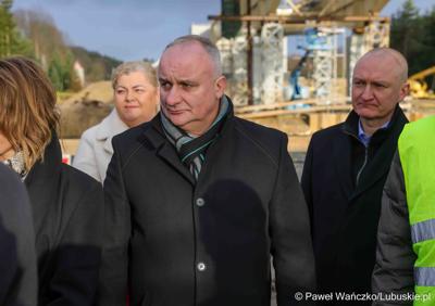 Marszałek Województwa Lubuskiego Marcin Jabłoński, radni województwa Hubert Harasimowicz i Tomasz Gierczak, burmistrz Drezdenka Adam Kołwzan, Radosław Świekatowski, starosta powiatu strzelecko-drezdeneckiego, dyrektor Biura Zamiejscowego Urzędu Marszałkowskiego w Gorzowie Wlkp. Natalia Burdz i społecznicy zapoznali się z postępem prac czwartego etapu budowy obwodnicy Drezdenka. 